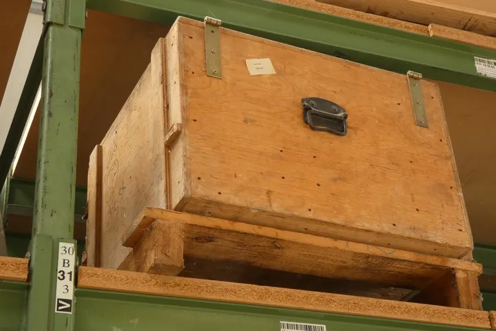 Holzkiste mit Inhalt (Inhalt unbekannt, nicht einsehbar) Umfang: Palette mit Inhalt, Eben 3